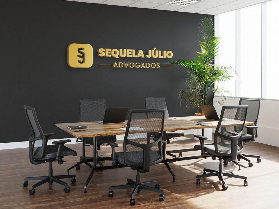 Sala de reuniões com identidade SJ Advogados Lda em dourado e carvão
